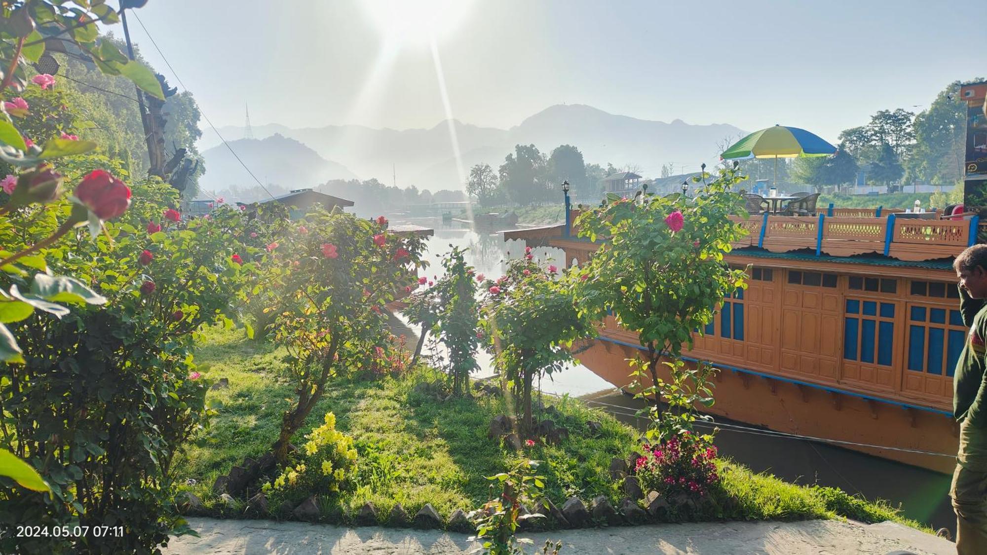 Houseboat Karima Palace Srinagar  Exterior photo