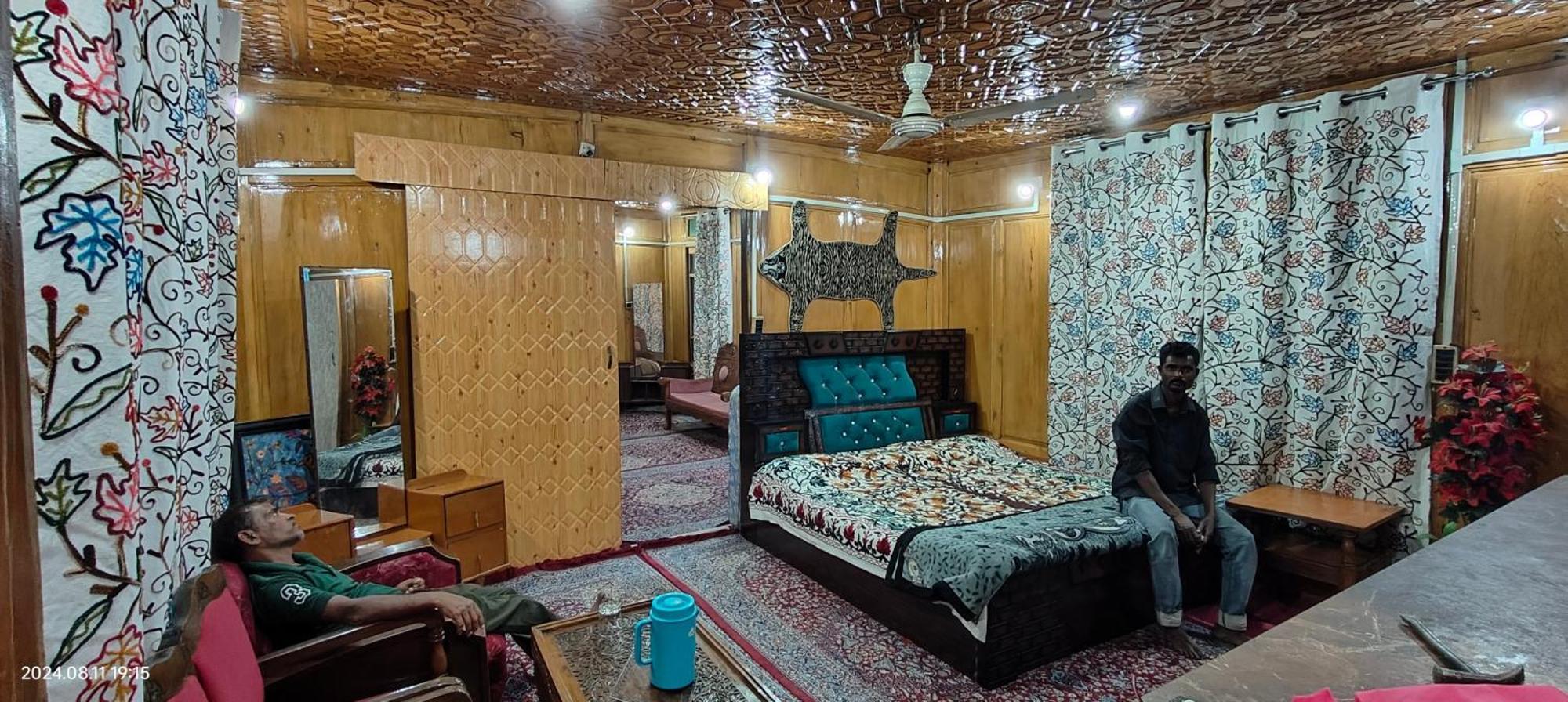 Houseboat Karima Palace Srinagar  Exterior photo